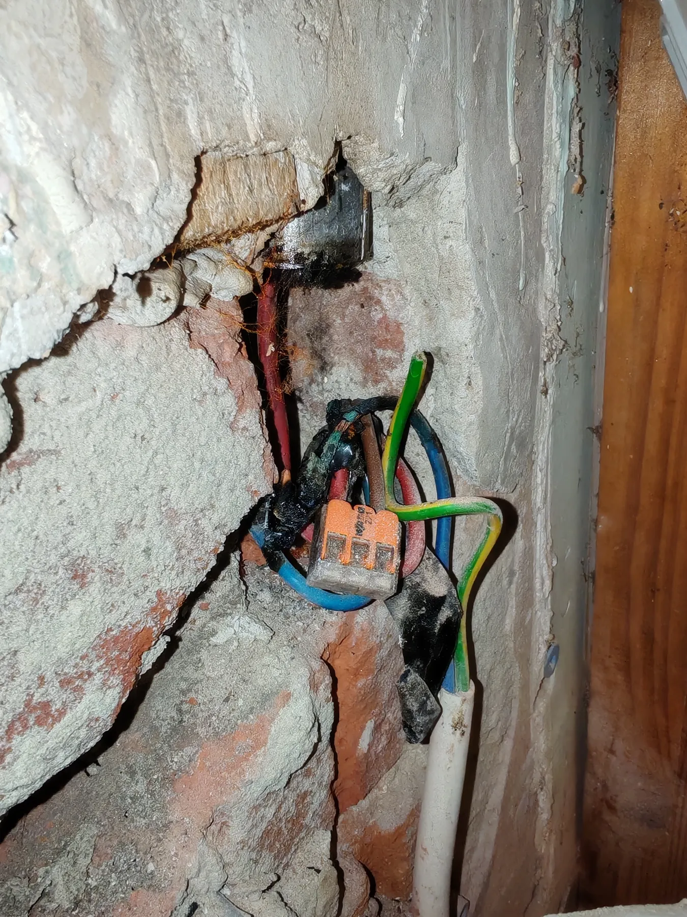 Sérült elektromos kötés és vezetékek javítás előtt